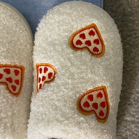 Aeropostale slippers with heart design, size L (9-10) - Picture 3 of 10